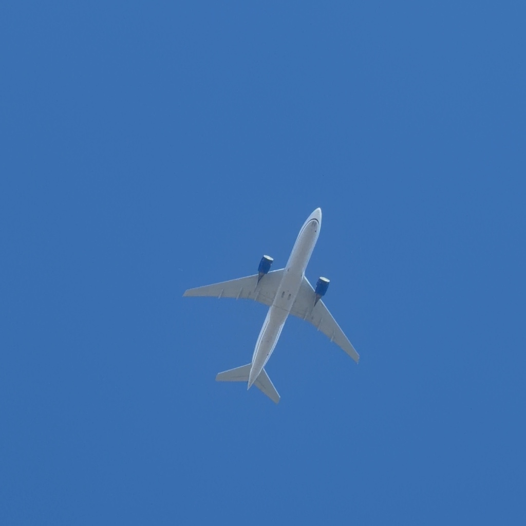 United Airlines Boeing 777-200 N776UA climbing out of Denver for Honolulu, spotted as UAL1805